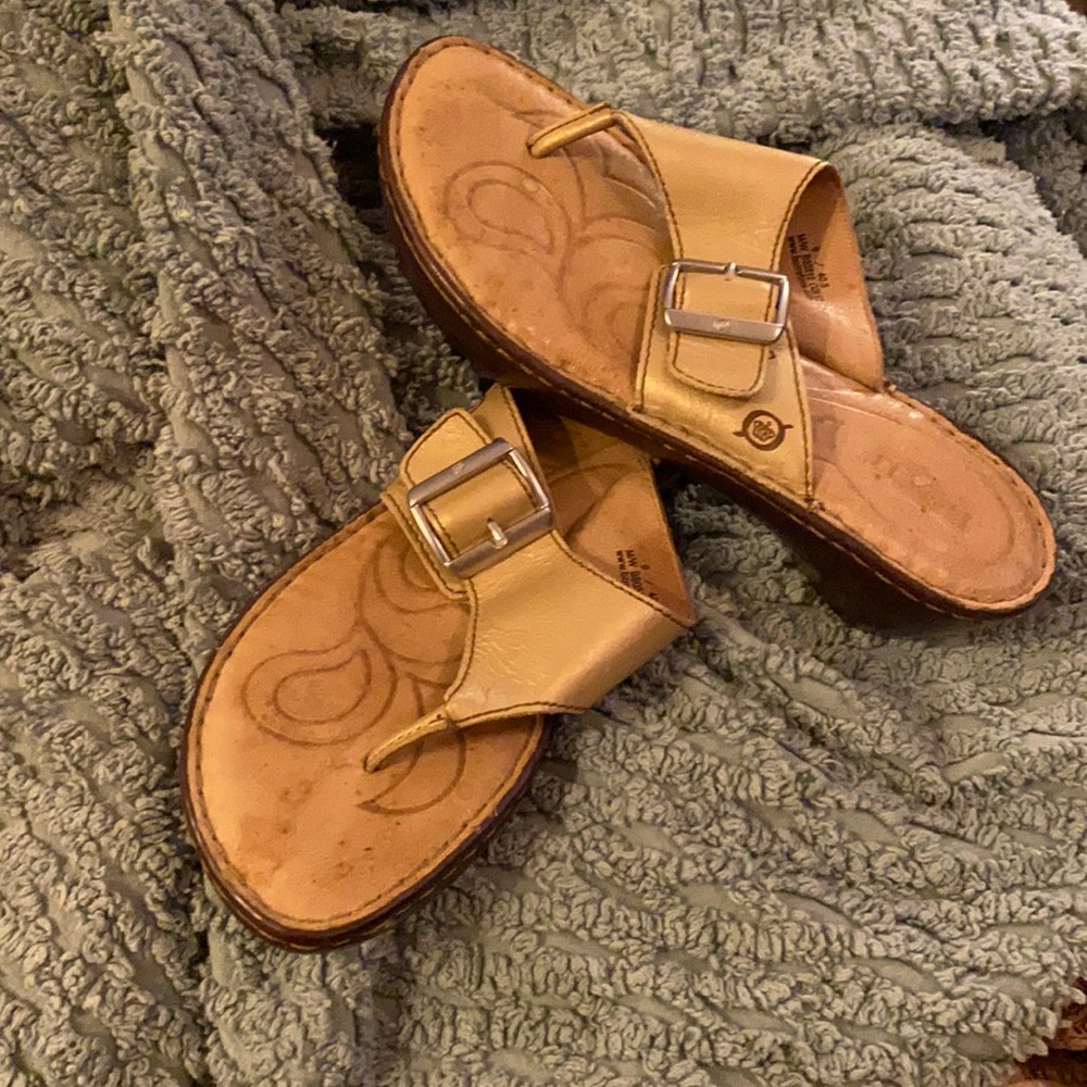 BORN women’s gold comfy sandals